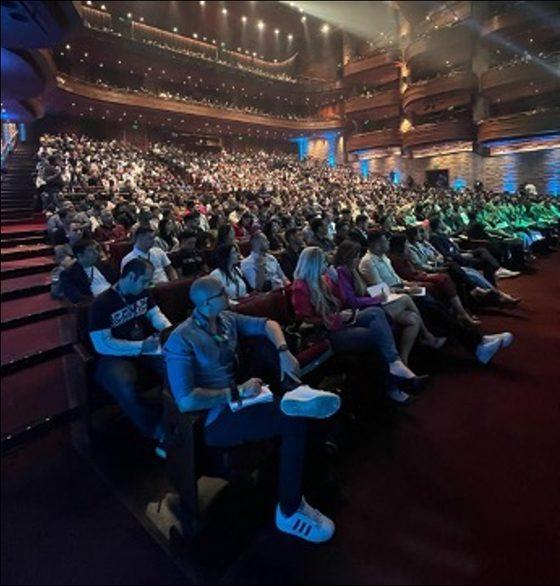 Participantes acompanhando a imersão na plateia